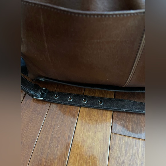 Matt and Nat - Very nice bag. Holds a lot! Some wear to the handles. - Picture 5 of 12